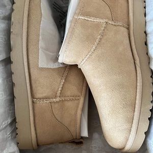 NIB Ugg Women’s Classic Ultra Mini